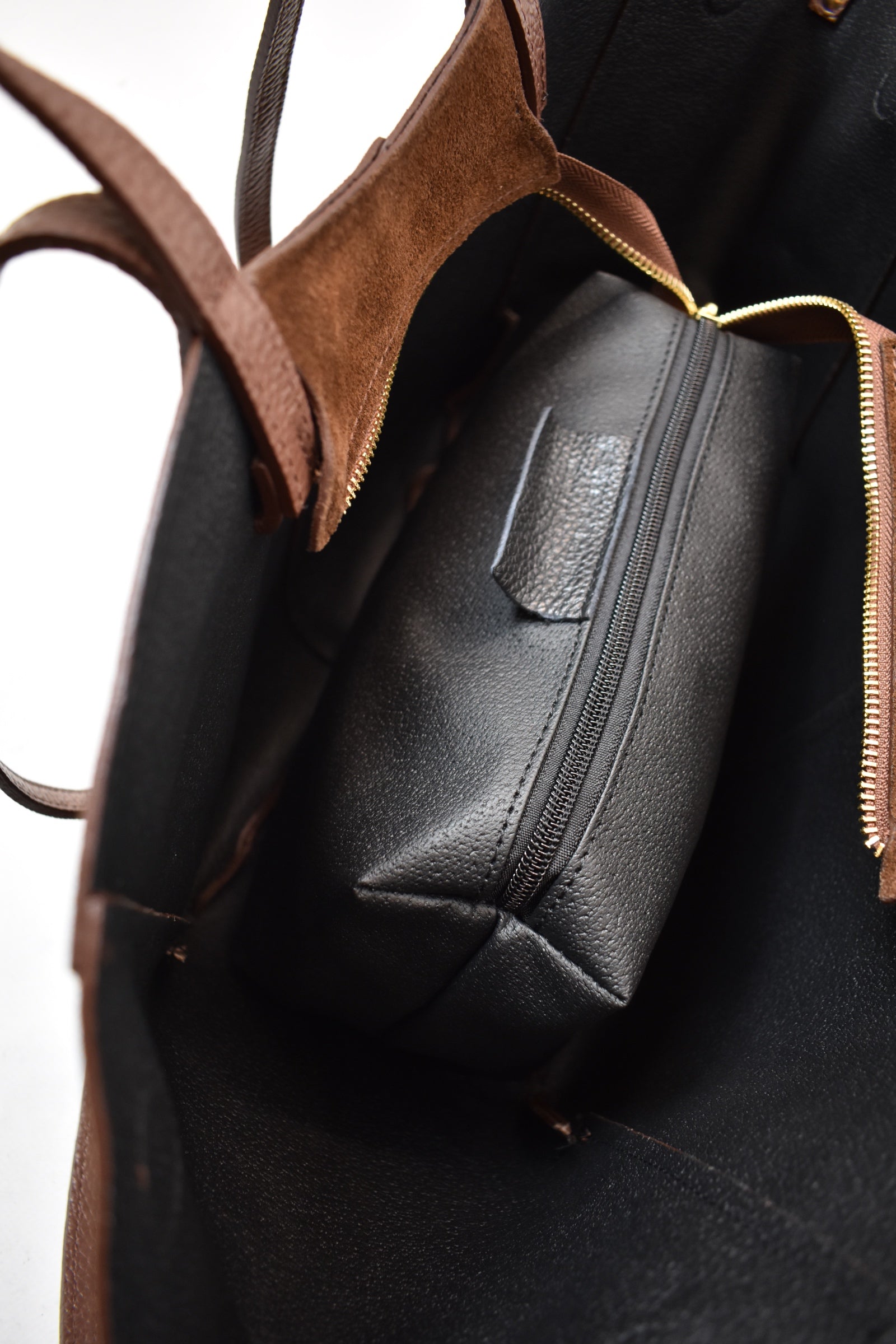 Borsa in pelle scamosciata modello CAROLINE, dettaglio dell'interno con beauty removibile