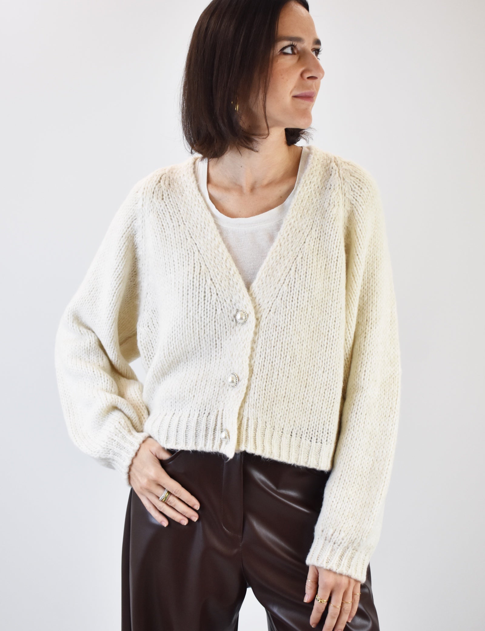 Cardigan morbido color panna in misto lana e viscosa con scollo a V, chiusura con bottoni gioiello e vestibilità comoda, perfetto per look invernali chic – modello JIT-P021 HaveOne.