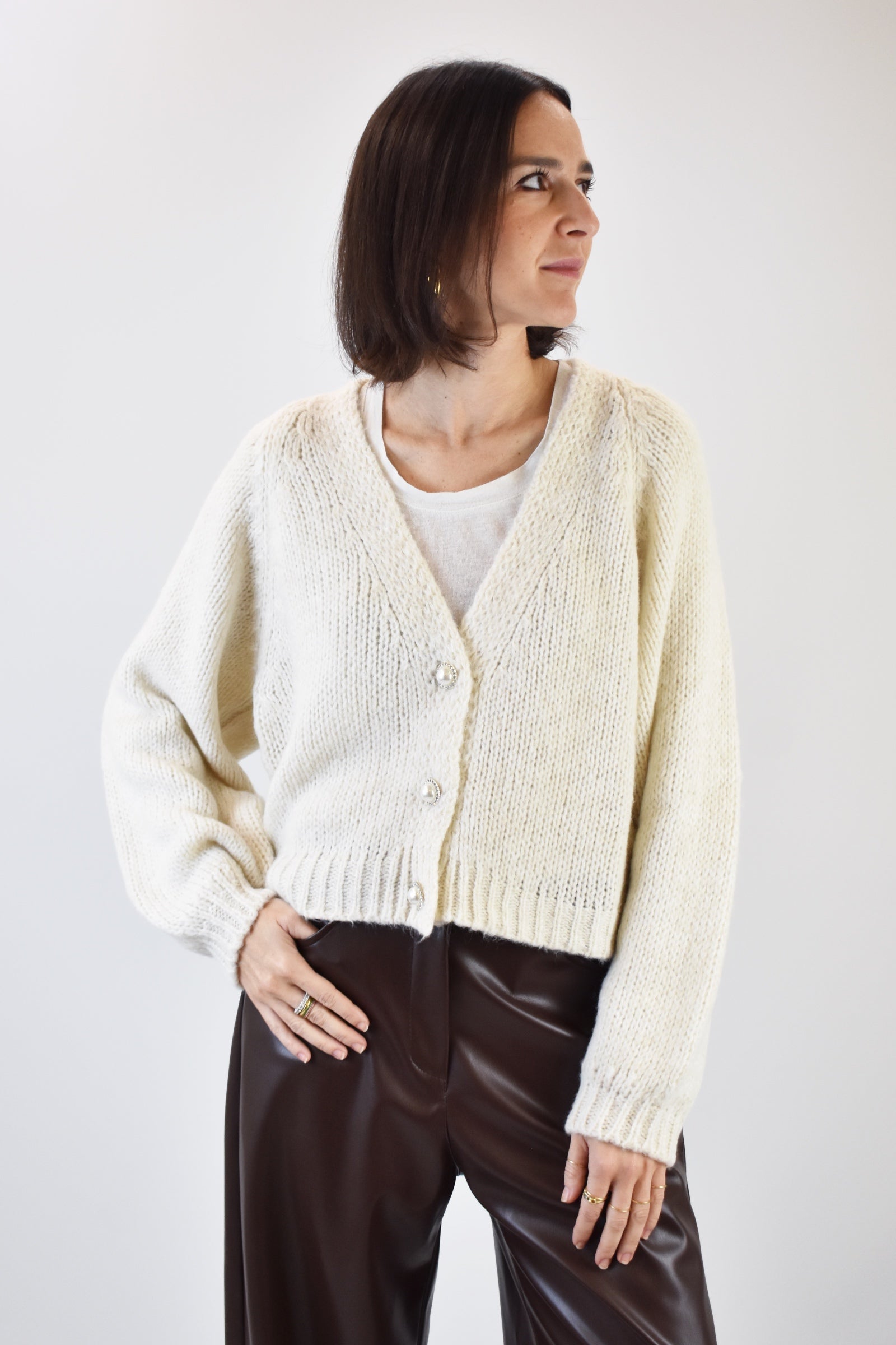 Cardigan morbido color panna in misto lana e viscosa con scollo a V, chiusura con bottoni gioiello e vestibilità comoda, perfetto per look invernali chic – modello JIT-P021 HaveOne.