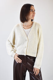 Cardigan morbido color panna in misto lana e viscosa con scollo a V, chiusura con bottoni gioiello e vestibilità comoda, perfetto per look invernali chic – modello JIT-P021 HaveOne.