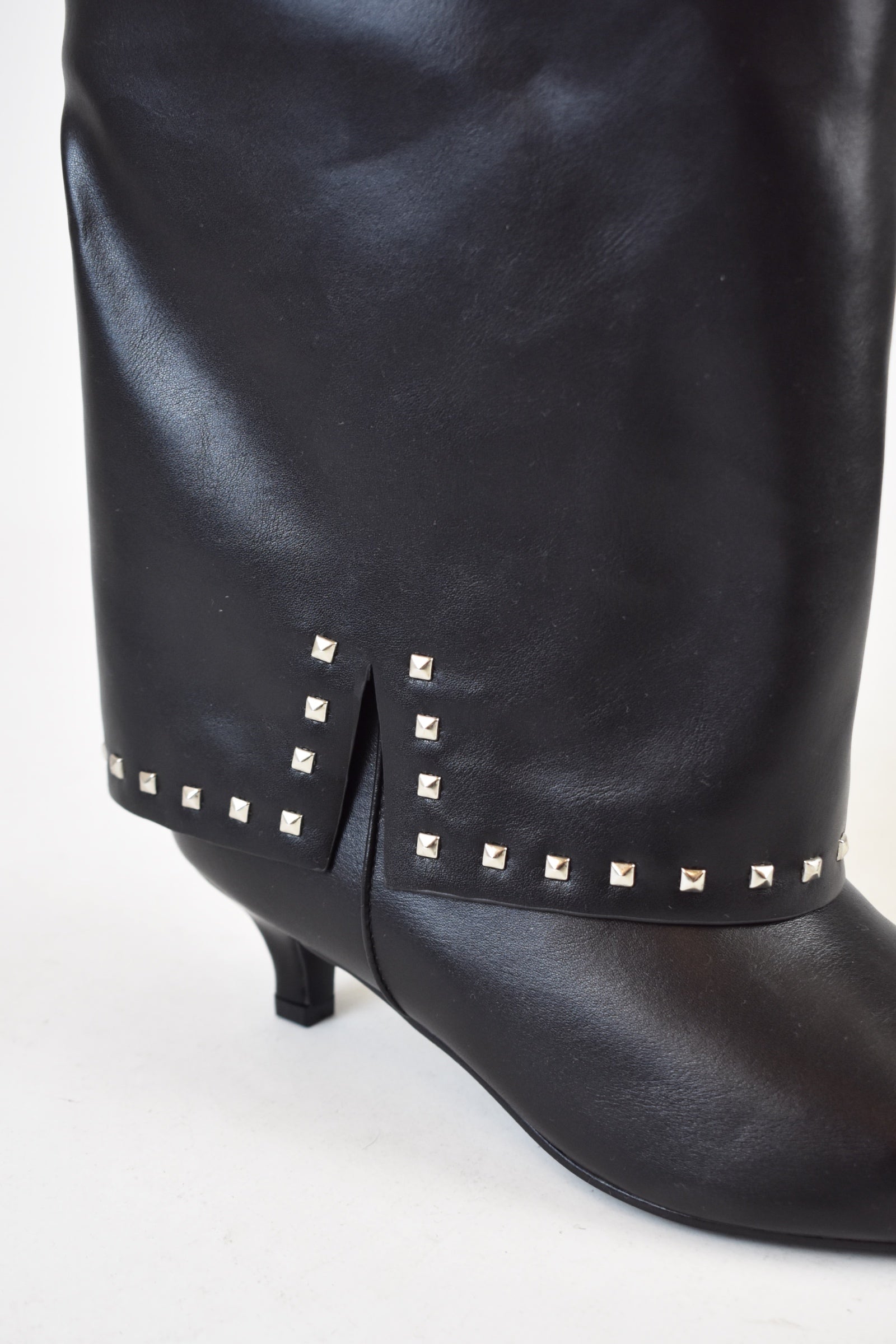 Stivale kitten con borchie