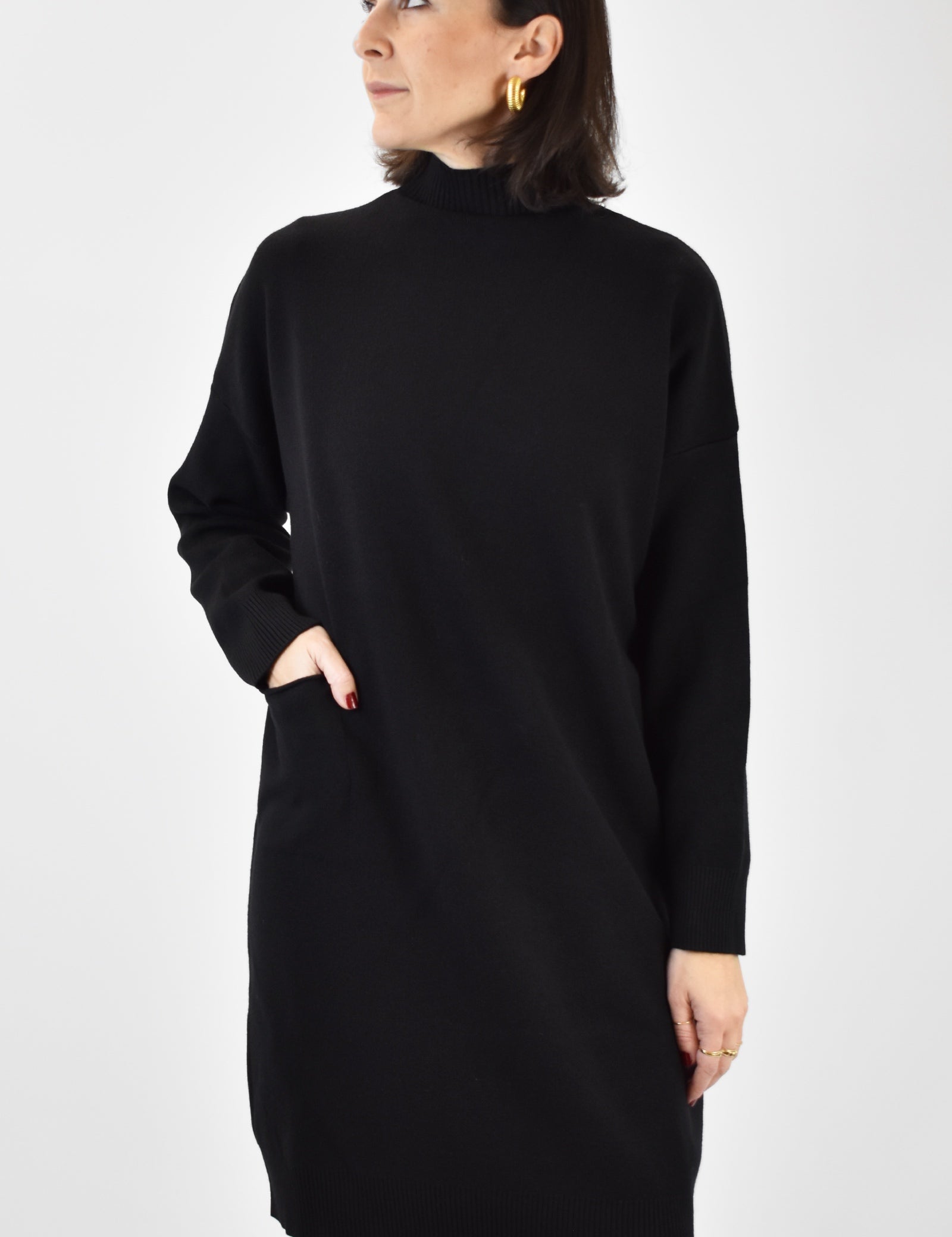 Maxi maglia, abito in maglia, foto frontale di abito in maglia, abito in maglia Susy Mix, abito in maglia nero, M92017