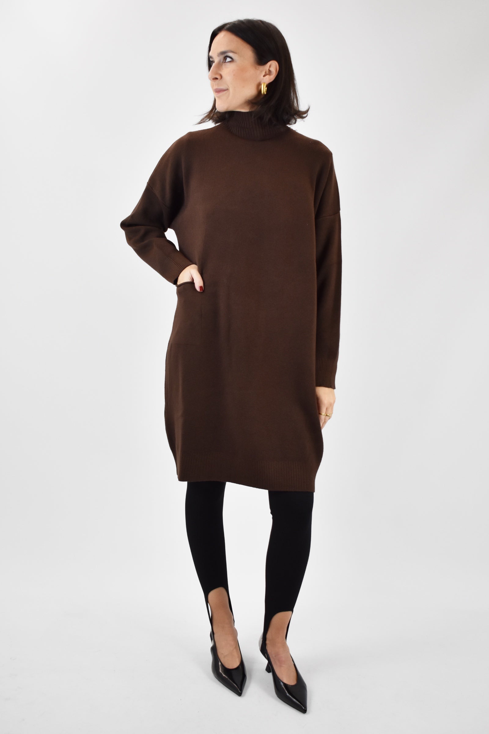Maxi maglia, abito in maglia, foto frontale di abito in maglia, abito in maglia Susy Mix, abito in maglia marrone, M92017