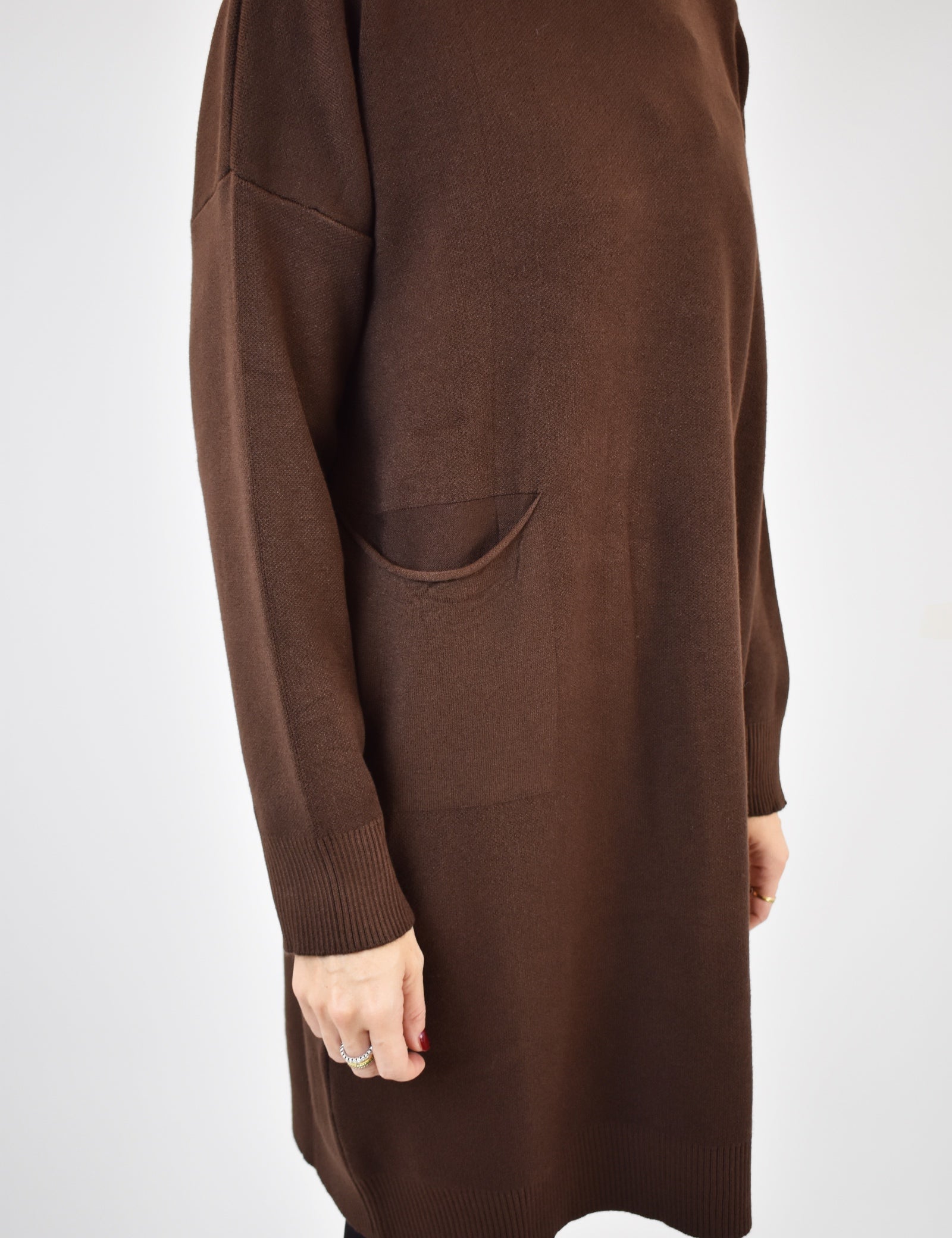 Maxi maglia, abito in maglia, foto dettaglio di abito in maglia, abito in maglia Susy Mix, abito in maglia marrone, M92017