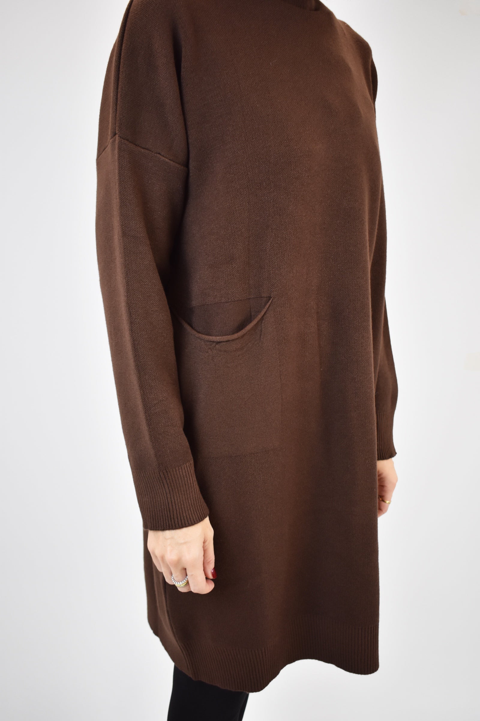 Maxi maglia, abito in maglia, foto dettaglio di abito in maglia, abito in maglia Susy Mix, abito in maglia marrone, M92017