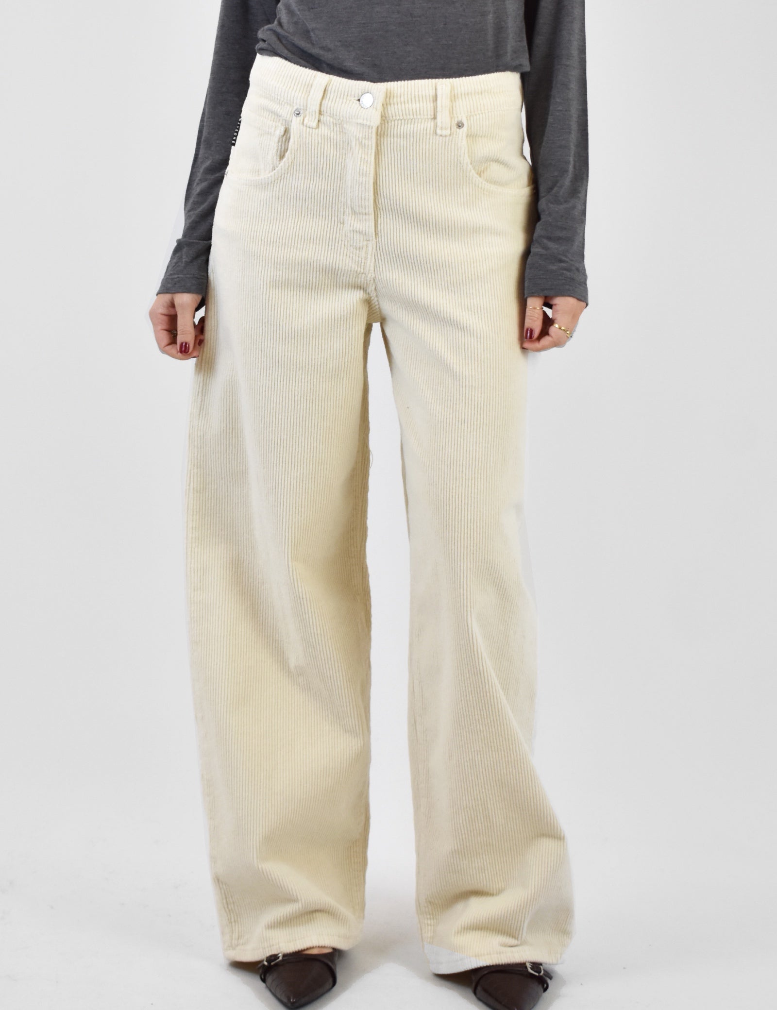 foto frontale indossata del pantalone BELLA in velluto a coste panna, brand HaveOne, modello PLS-P238