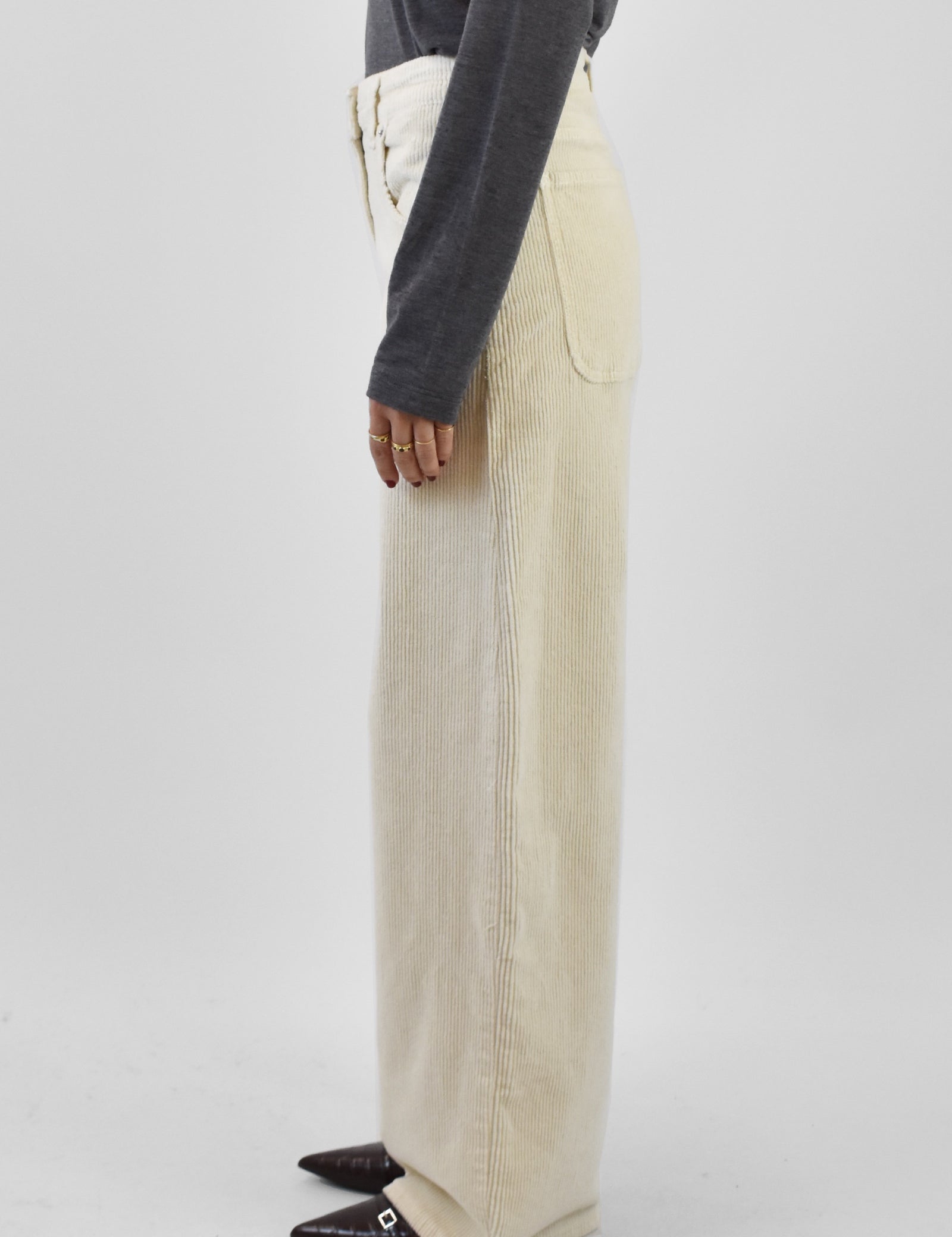 foto laterale indossata del pantalone BELLA in velluto a coste panna, brand HaveOne, modello PLS-P238