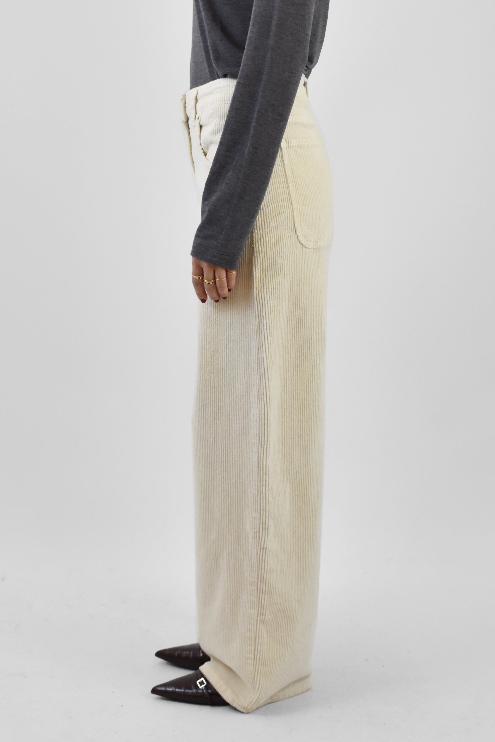 foto laterale indossata del pantalone BELLA in velluto a coste panna, brand HaveOne, modello PLS-P238