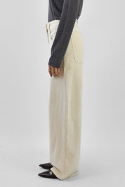 foto laterale indossata del pantalone BELLA in velluto a coste panna, brand HaveOne, modello PLS-P238