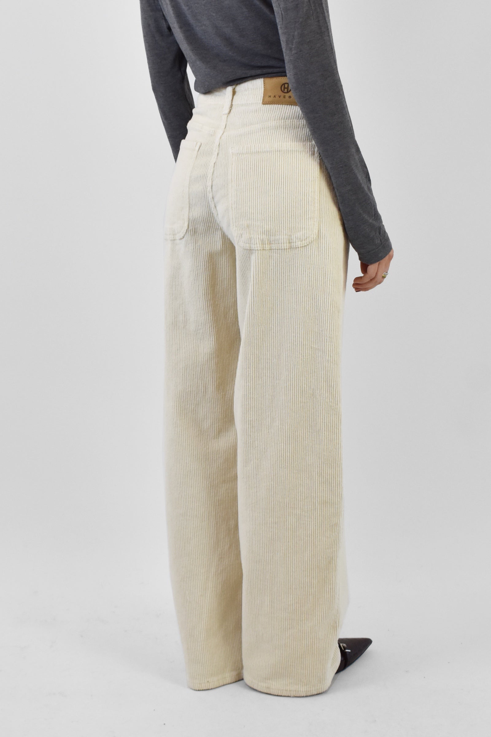 foto di tre quarti indossata del pantalone BELLA in velluto a coste panna, brand HaveOne, modello PLS-P238