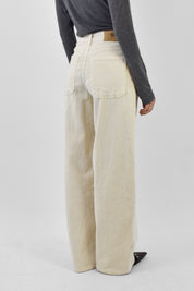 foto di tre quarti indossata del pantalone BELLA in velluto a coste panna, brand HaveOne, modello PLS-P238