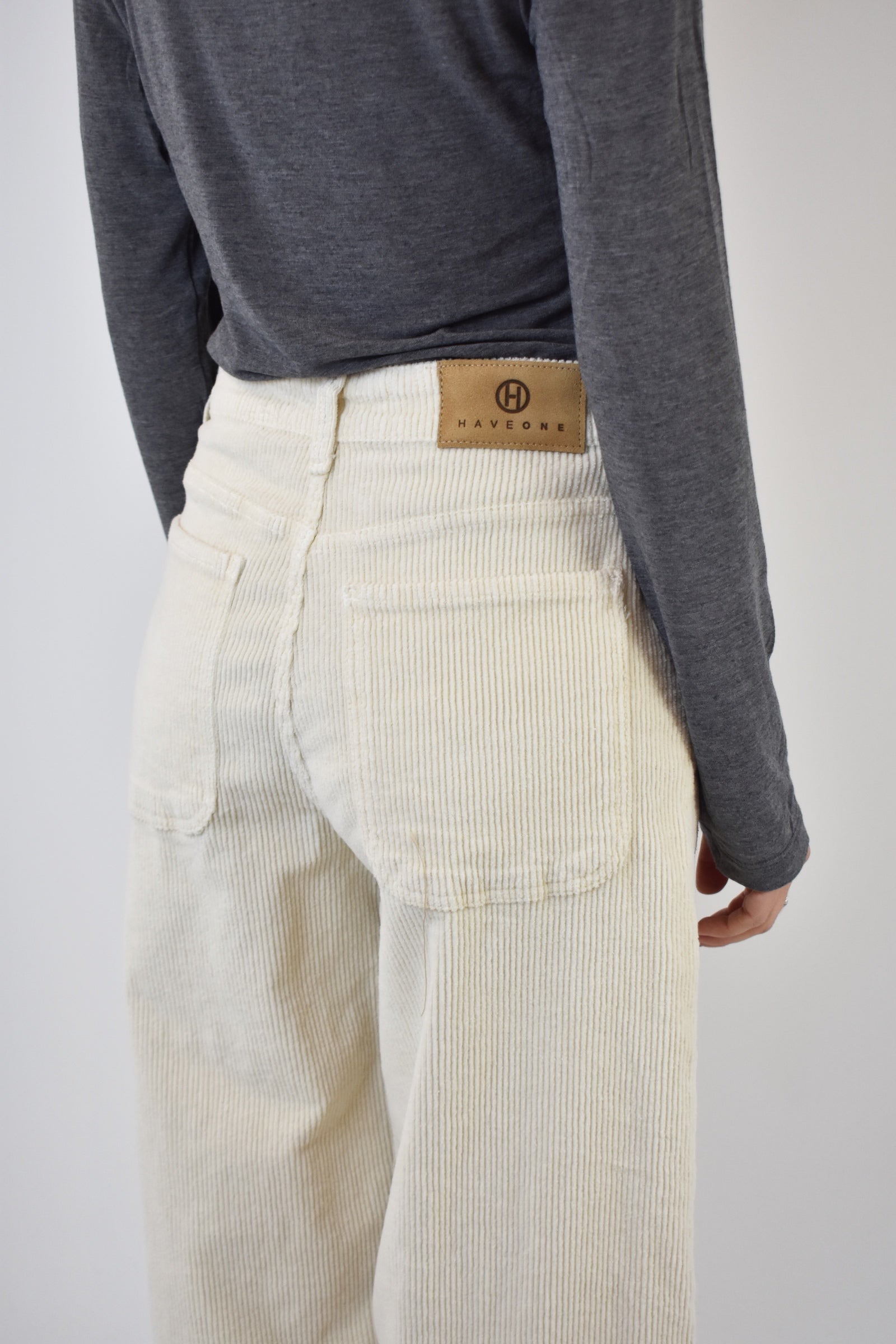 foto dettaglio dietro indossato del pantalone BELLA in velluto a coste panna, brand HaveOne, modello PLS-P238