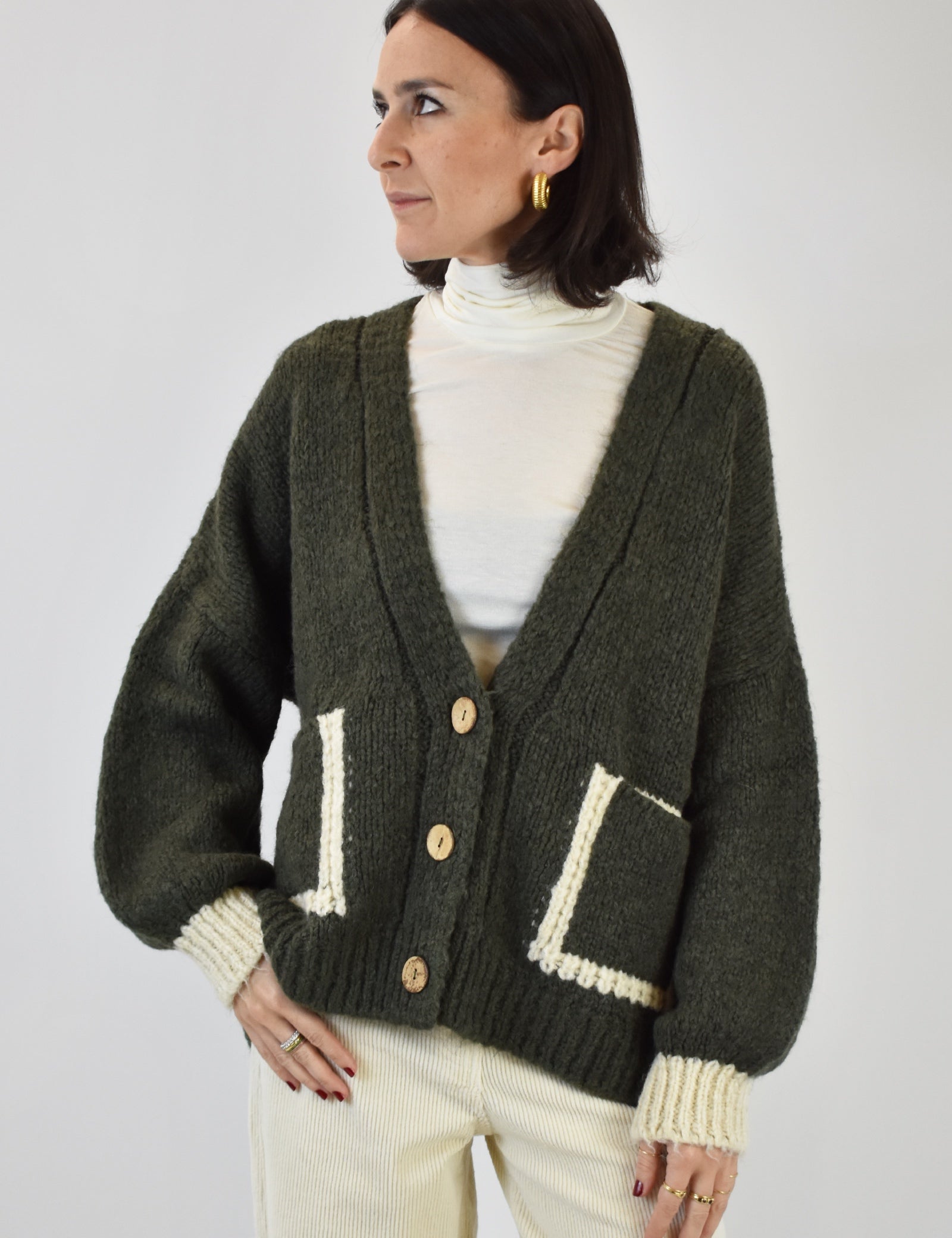 JIT-P023, foto indossata frontale di cardigan HaveOne verde e panna con tasche, taglia unica