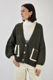 JIT-P023, foto indossata frontale di cardigan HaveOne verde e panna con tasche, taglia unica