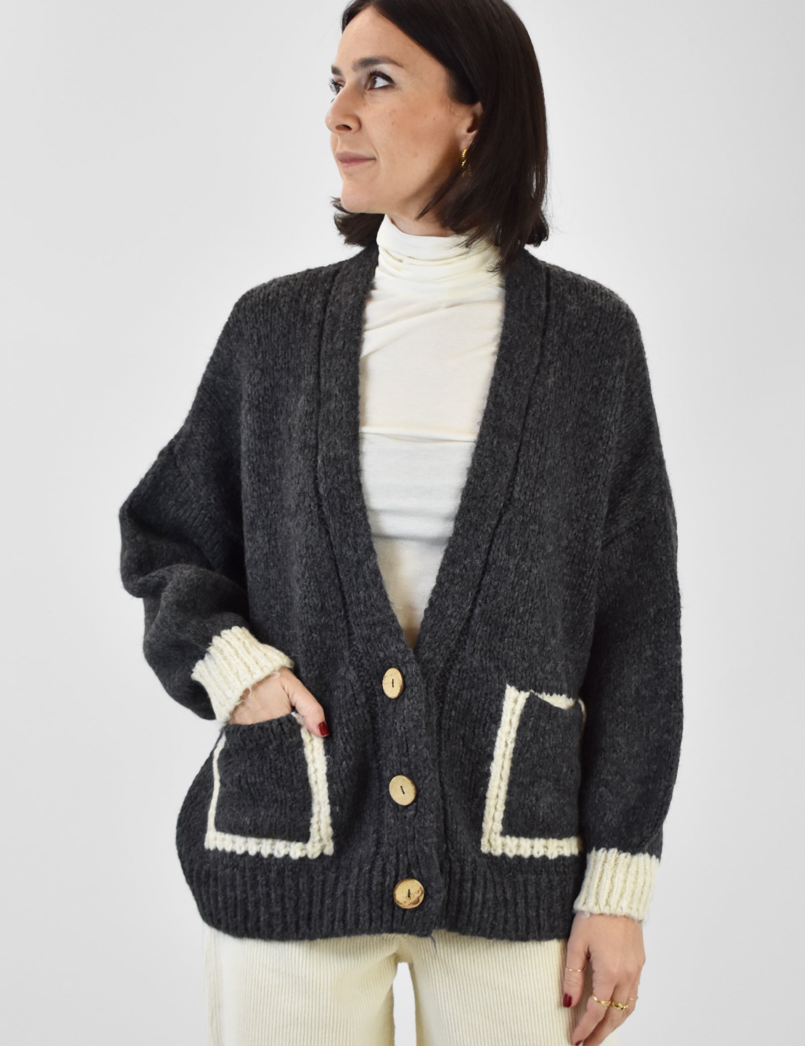 JIT-P023, foto indossata frontale di cardigan HaveOne grigio e panna con tasche, taglia unica