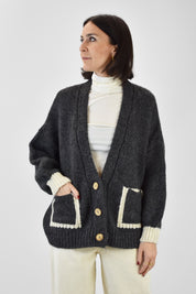 JIT-P023, foto indossata frontale di cardigan HaveOne grigio e panna con tasche, taglia unica