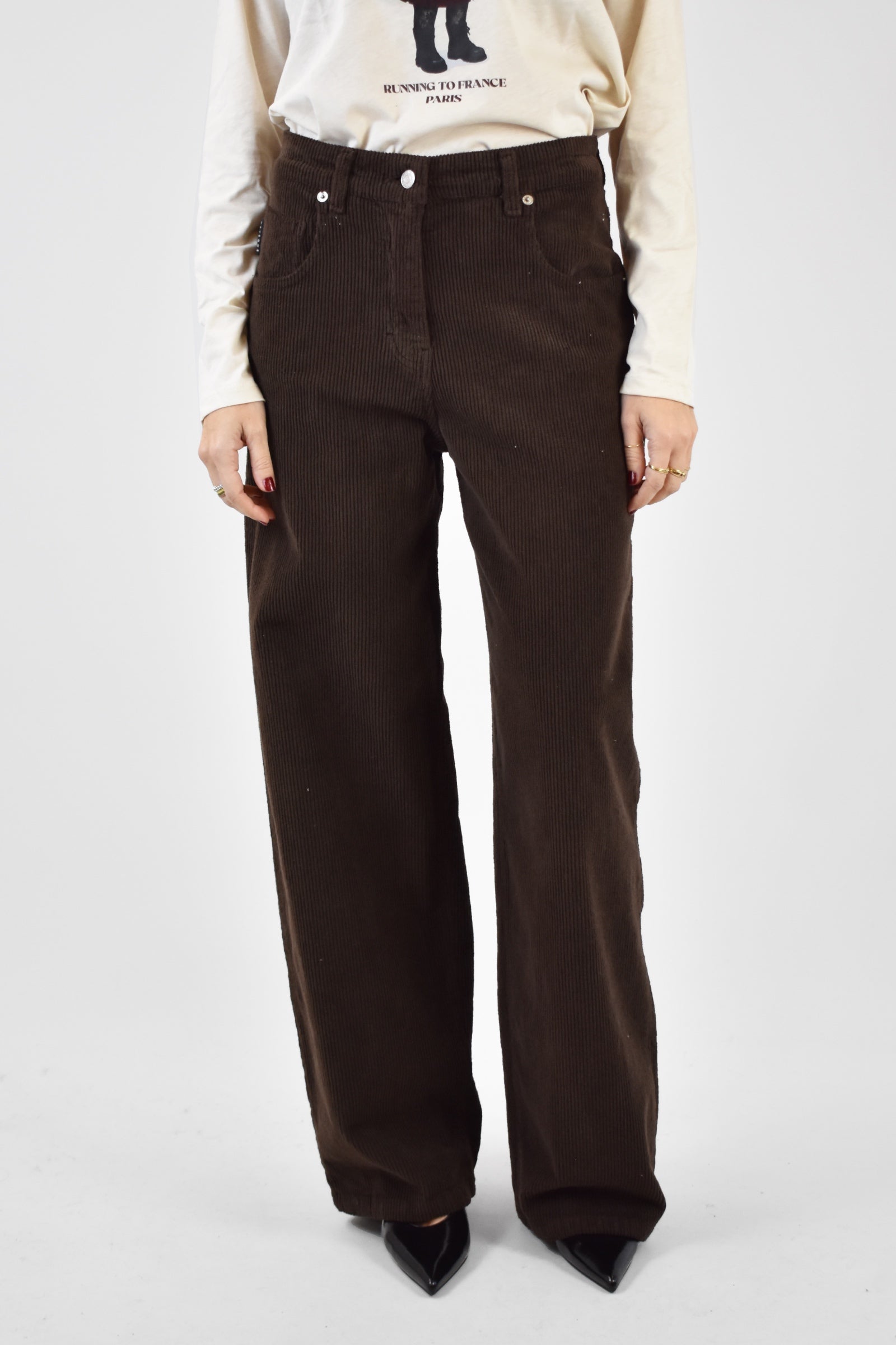 foto frontale indossata del pantalone BELLA in velluto a coste marrone, brand HaveOne, modello PLS-P238