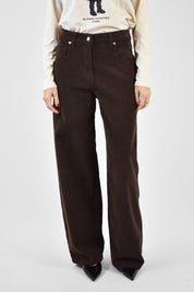 foto frontale indossata del pantalone BELLA in velluto a coste marrone, brand HaveOne, modello PLS-P238