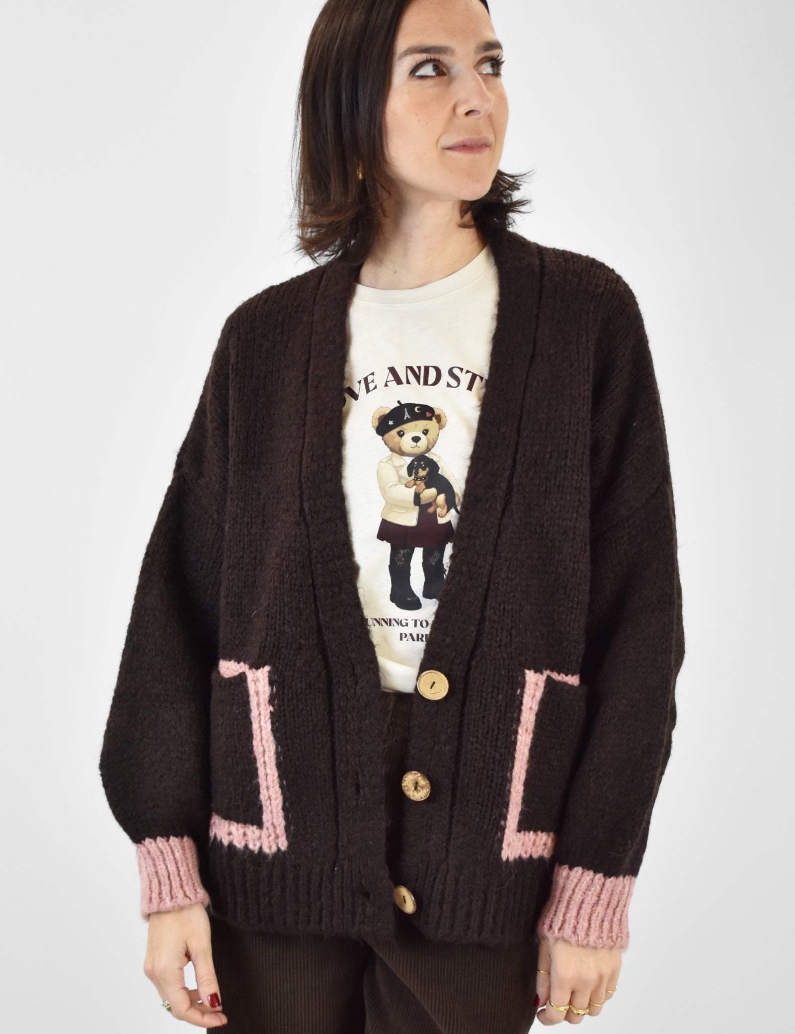 JIT-P023, foto indossata frontale di cardigan HaveOne marrone e rosa con tasche, taglia unica