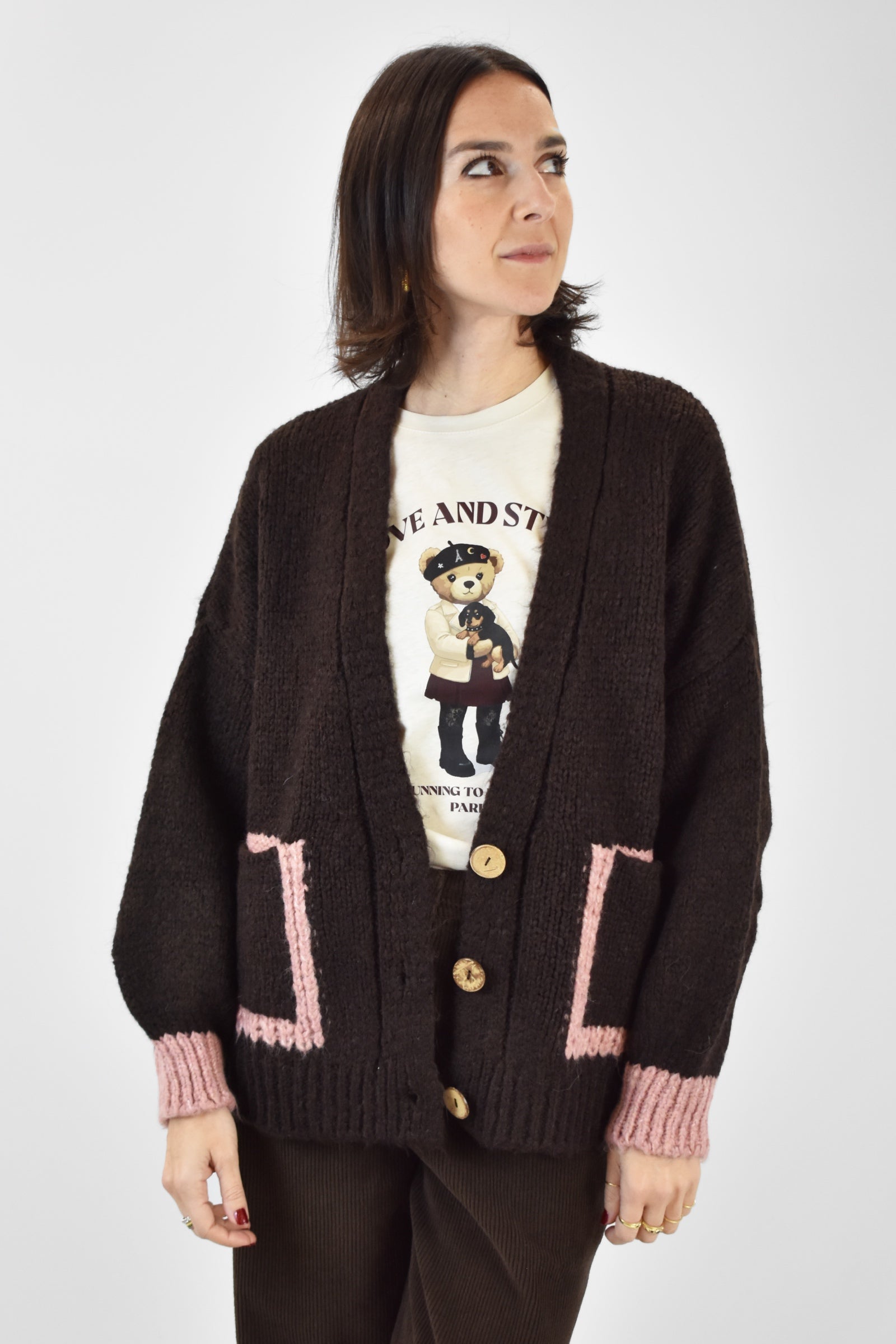 JIT-P023, foto indossata frontale di cardigan HaveOne marrone e rosa con tasche, taglia unica