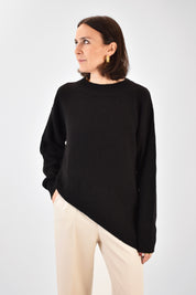 Girocollo taglio asimmetrico