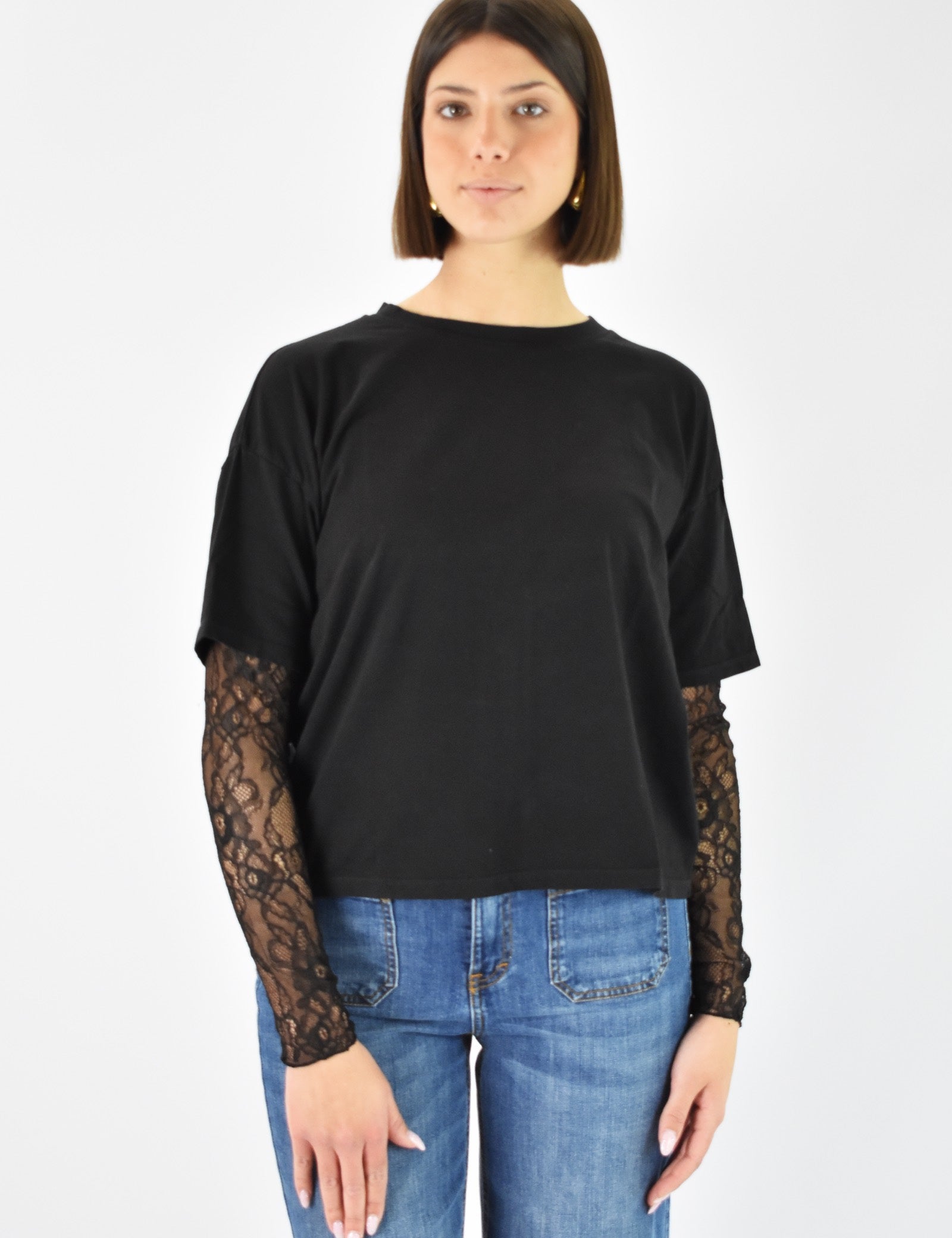 T-shirt con manica in pizzo