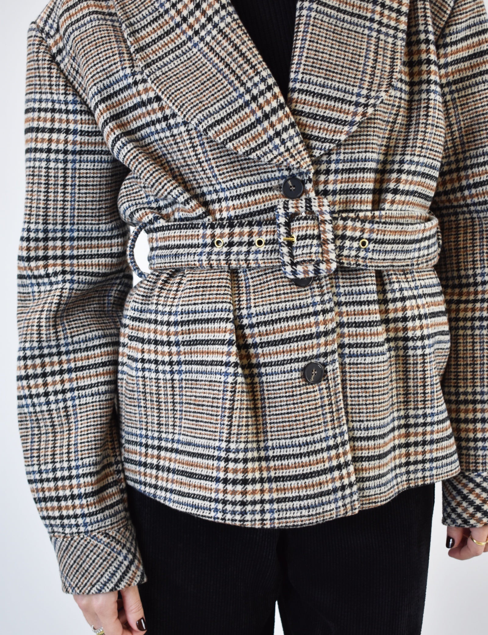 foto dettaglio indossata di giacca a quadri con cintura, giacca a quadri con cintura Tensione In, 26B1432