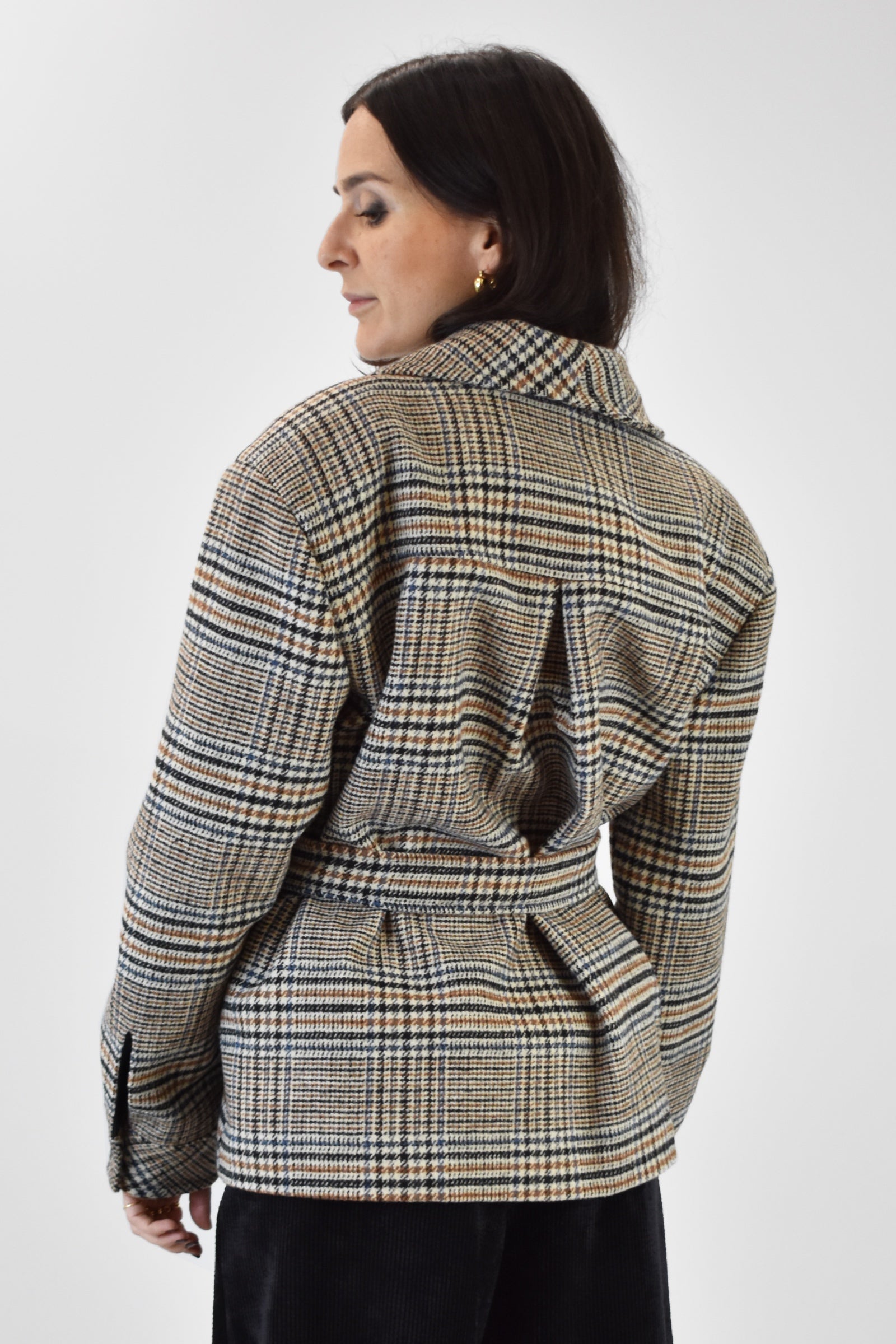 foto di schiena indossata di giacca a quadri con cintura, giacca a quadri con cintura Tensione In, 26B1432