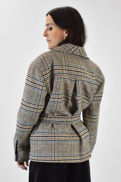 foto di schiena indossata di giacca a quadri con cintura, giacca a quadri con cintura Tensione In, 26B1432