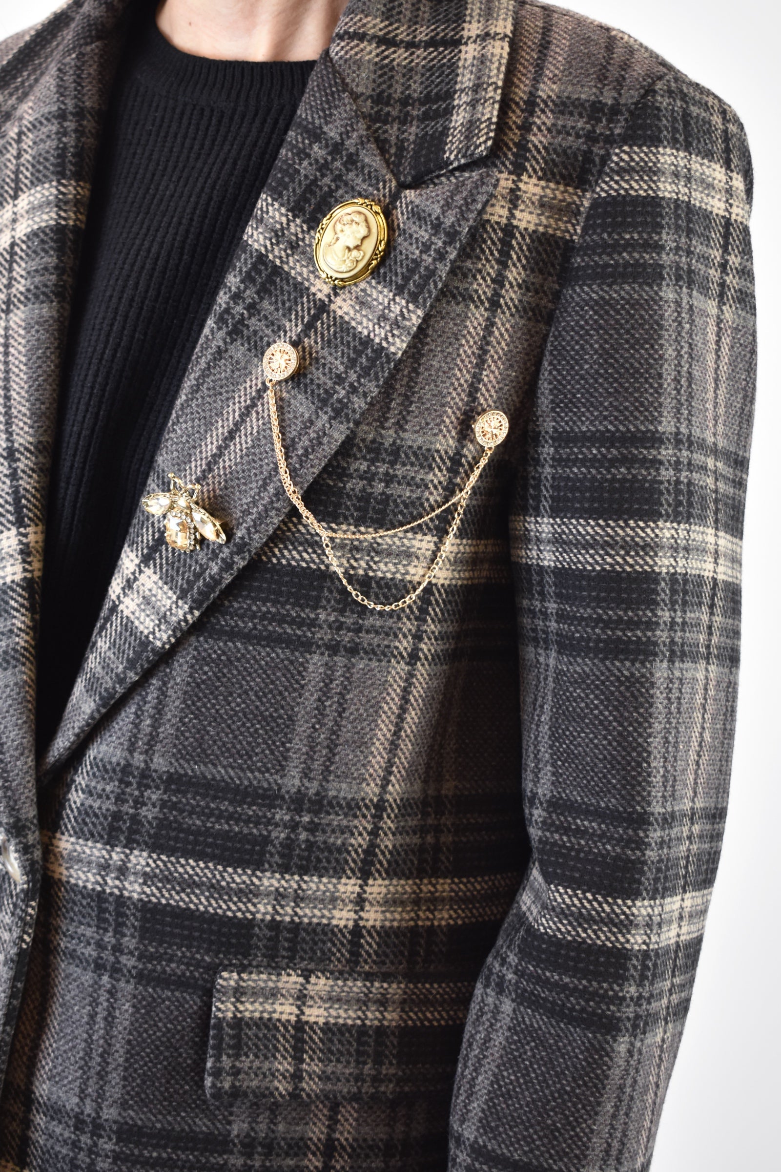 Giacca quadri e spille