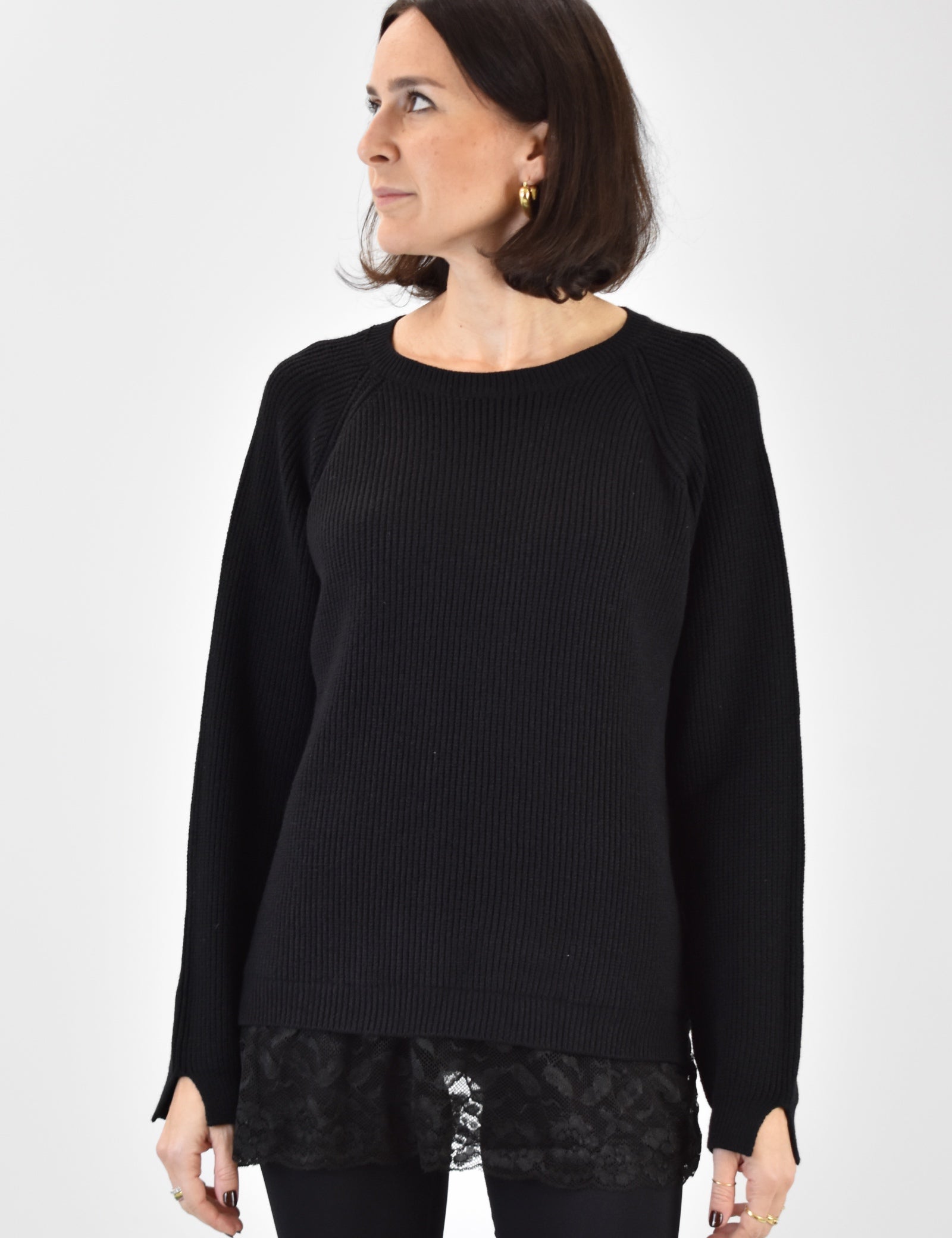 Foto frontale indossata di maglia nera girocollo Susy Mix con bordo di pizzo, M92110