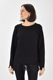 Foto frontale indossata di maglia nera girocollo Susy Mix con bordo di pizzo, M92110