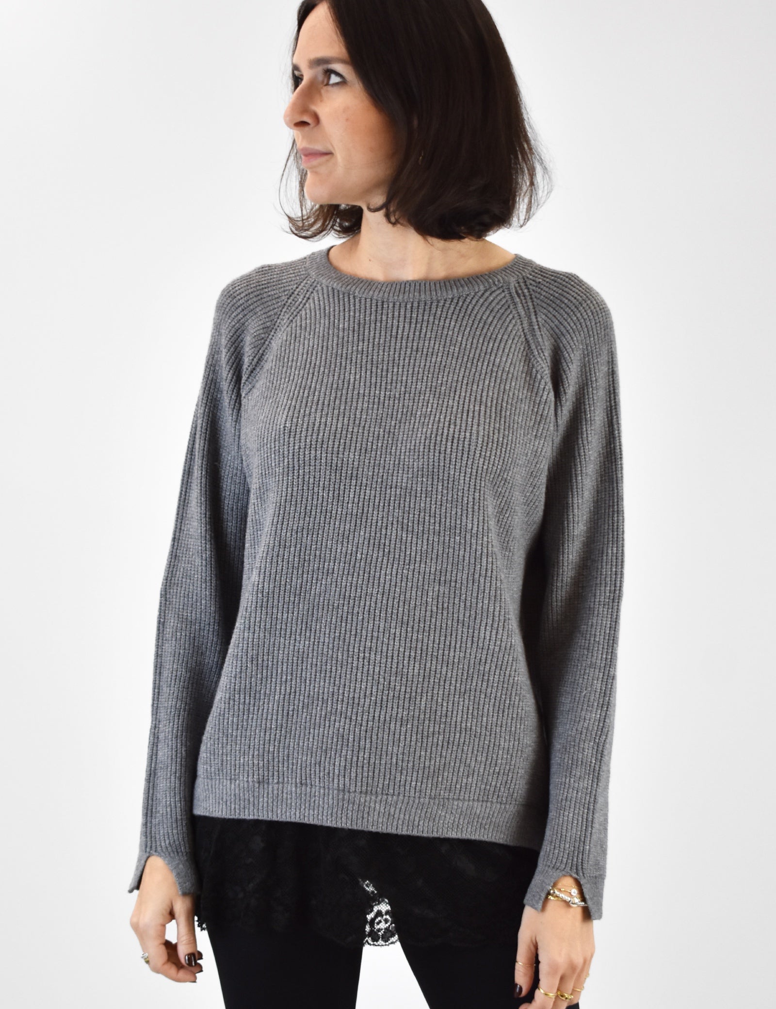 Foto frontale indossata di maglia grigia girocollo Susy Mix con bordo di pizzo, M92110