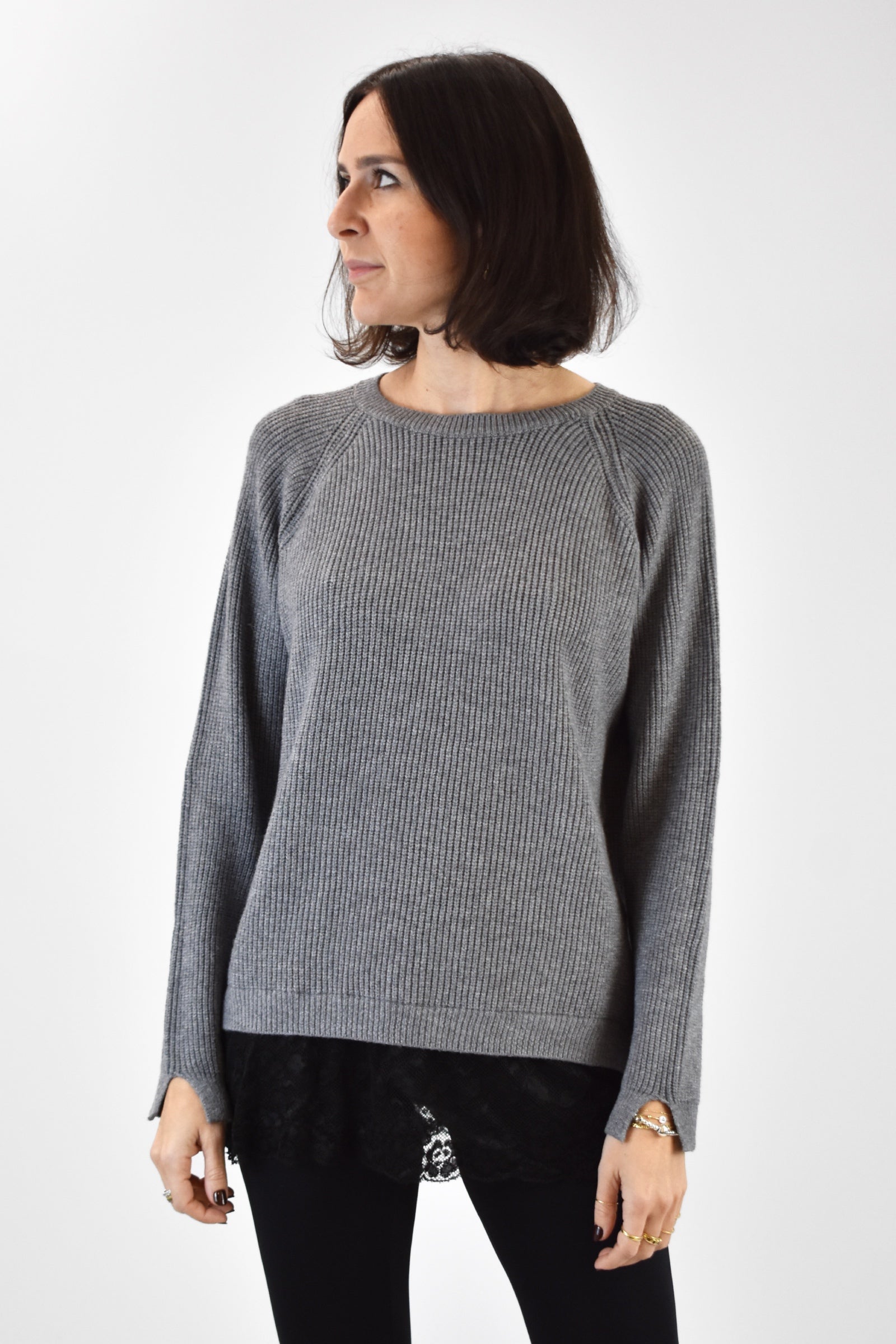 Foto frontale indossata di maglia grigia girocollo Susy Mix con bordo di pizzo, M92110