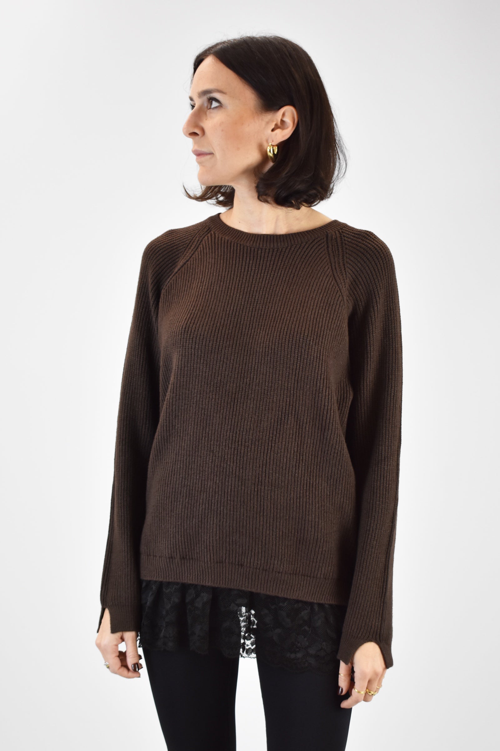 Foto frontale indossata di maglia marrone girocollo Susy Mix con bordo di pizzo, M92110