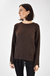 Foto frontale indossata di maglia marrone girocollo Susy Mix con bordo di pizzo, M92110