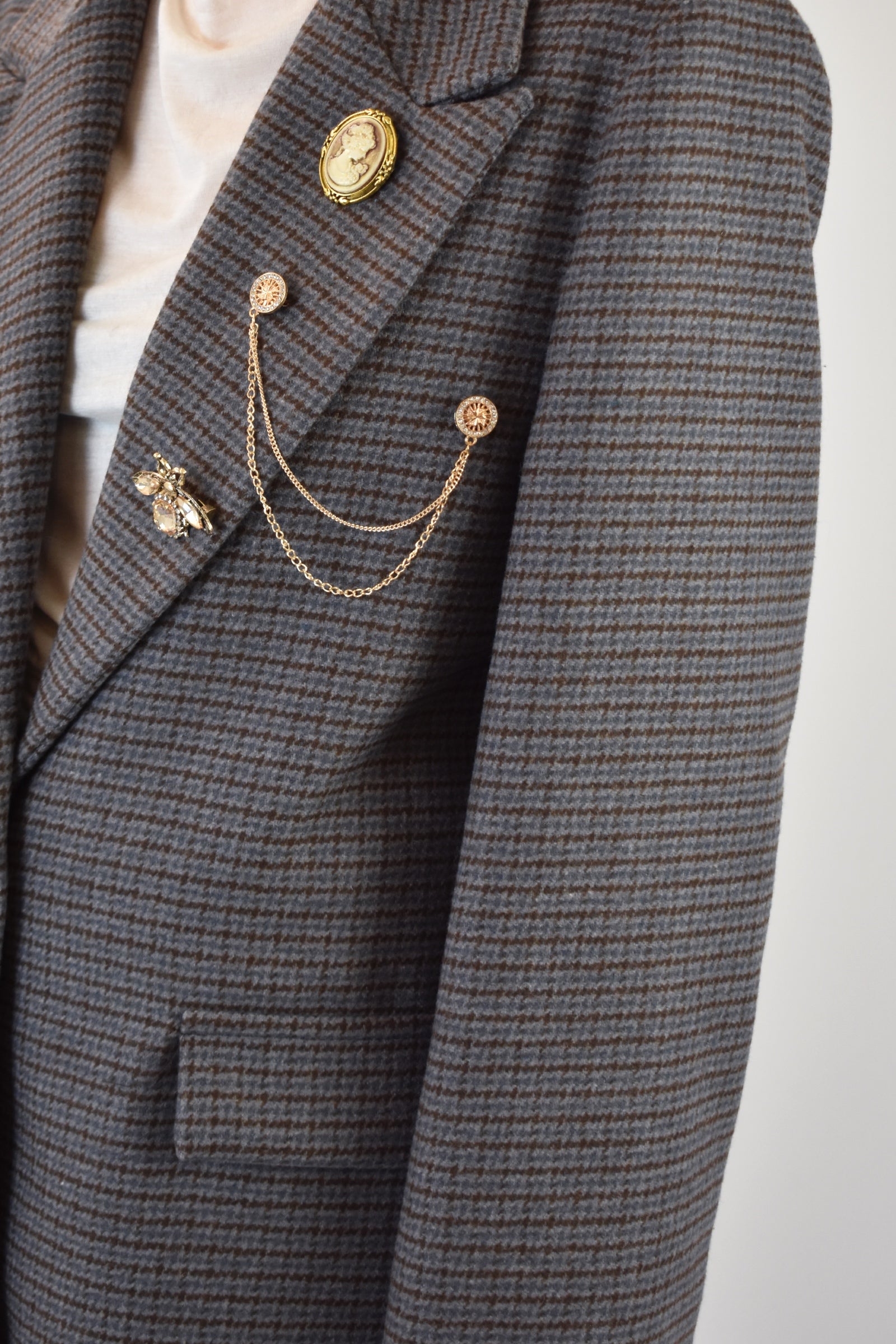 Giacca quadri e spille