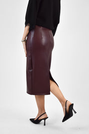 Foto indossata da dietro di tre quarti della gonna in ecopelle bordeaux di Haveone con spacco, GJK-P158
