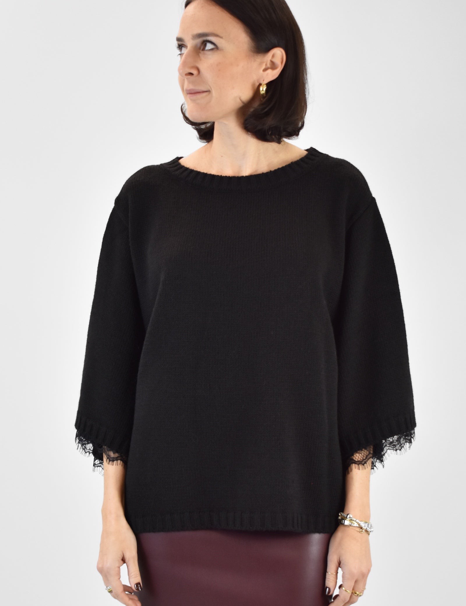 Foto indossata frontale di maglia girocollo con inserti in pizzo e manicotti in coordinato. Maglia di Haveone nera con maniche corte, pizzo e manicotti