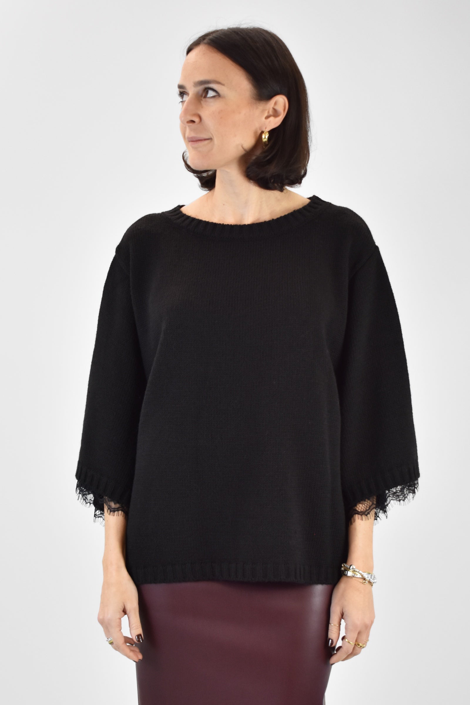 Foto indossata frontale di maglia girocollo con inserti in pizzo e manicotti in coordinato. Maglia di Haveone nera con maniche corte, pizzo e manicotti