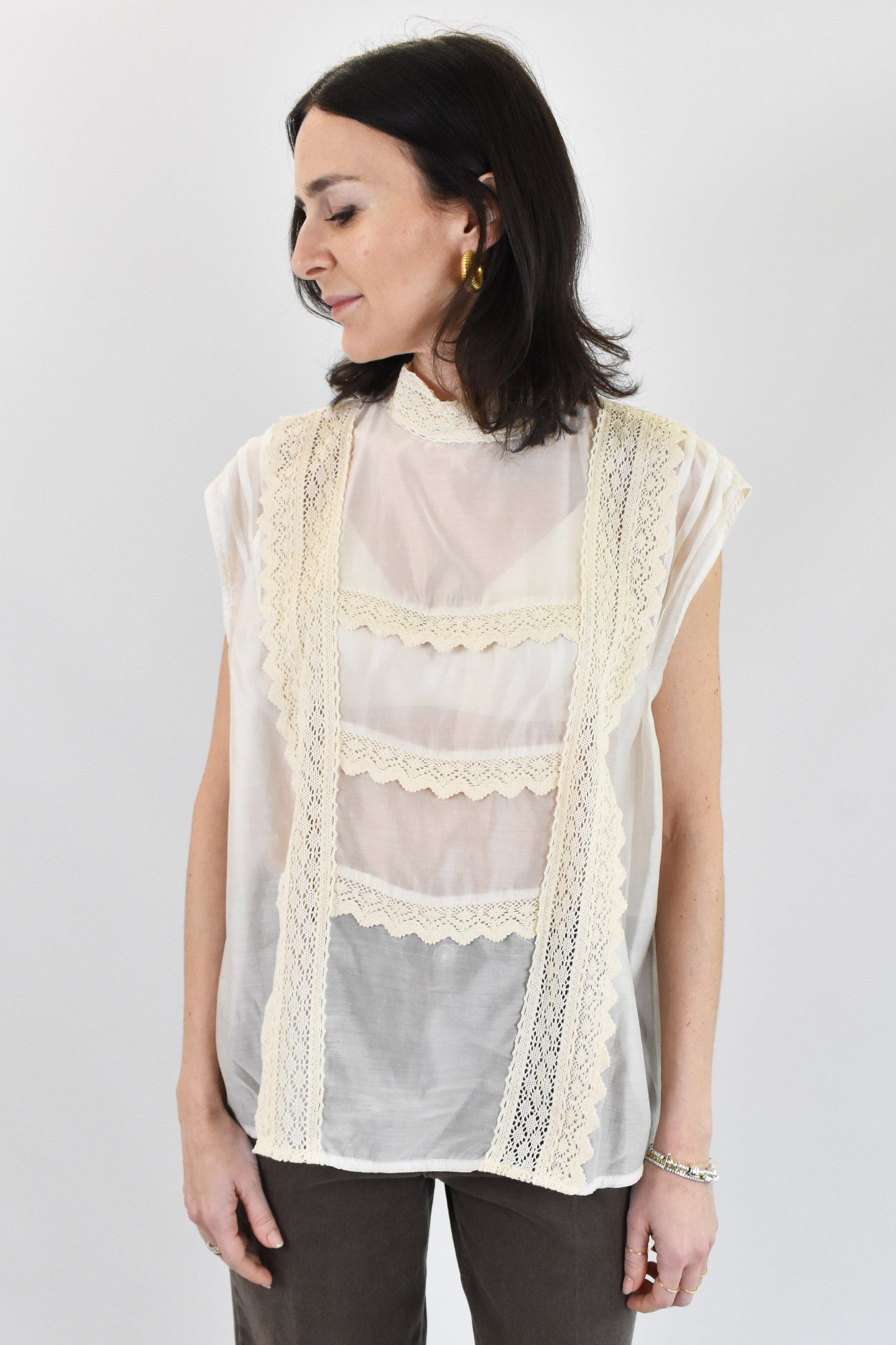 Camicia smanicata con pizzo