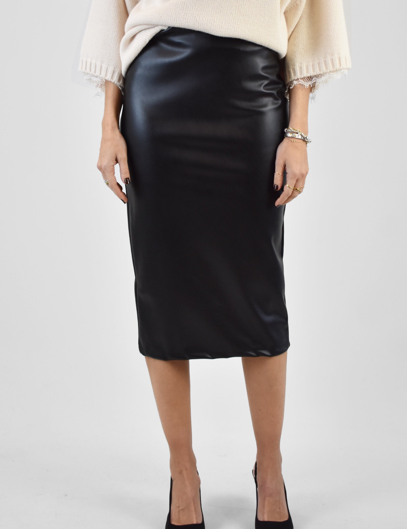 Foto indossata frontale della gonna in ecopelle nera di Haveone con spacco, GJK-P158, modello longuette ecopelle