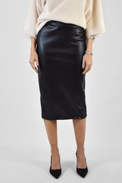 Foto indossata frontale della gonna in ecopelle nera di Haveone con spacco, GJK-P158, modello longuette ecopelle