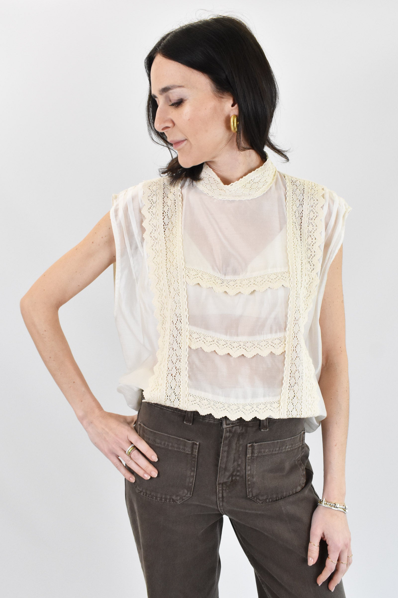 Camicia smanicata con pizzo