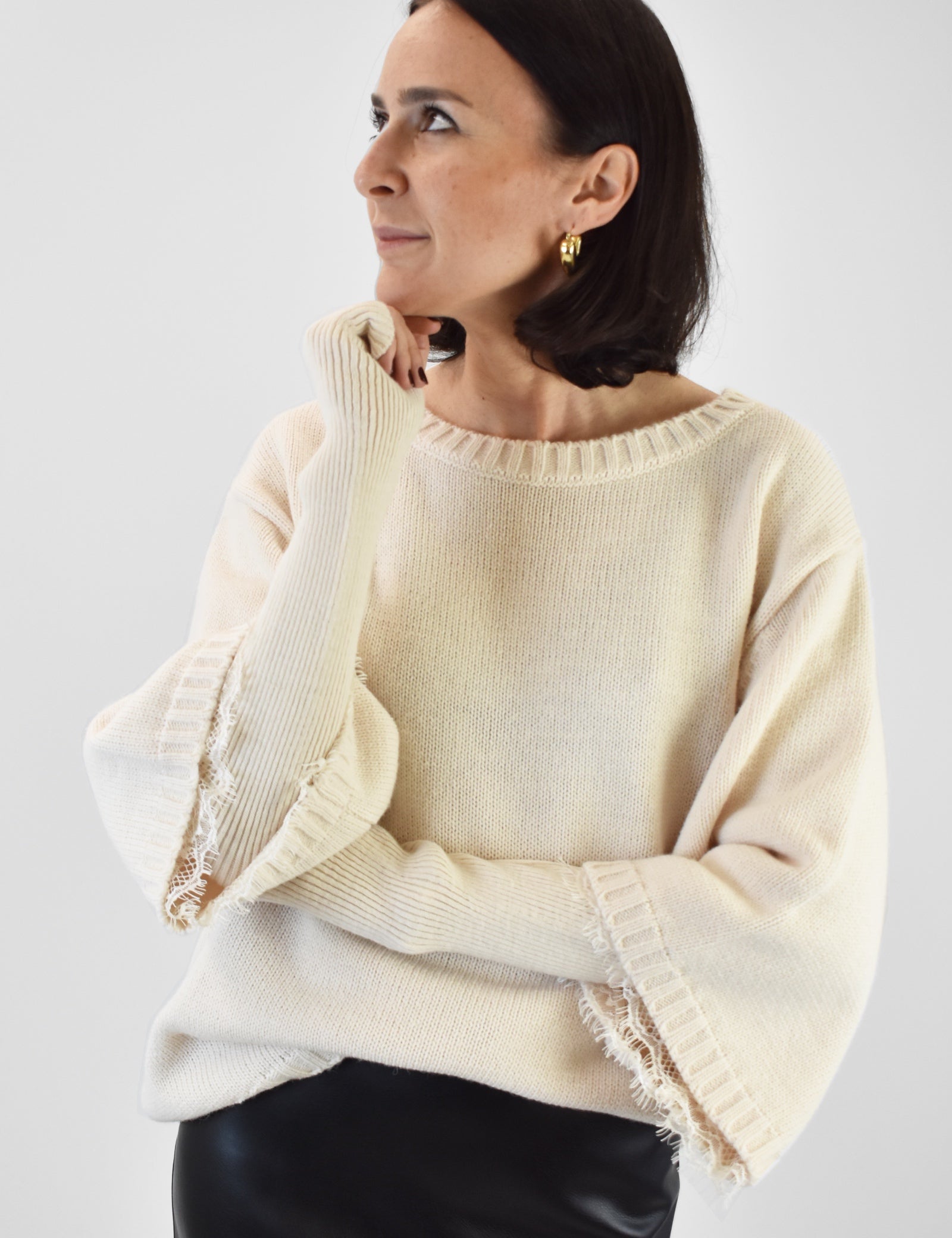 Foto indossata frontale di maglia girocollo con inserti in pizzo e manicotti in coordinato. Maglia di Haveone panna con maniche corte, pizzo e manicotti