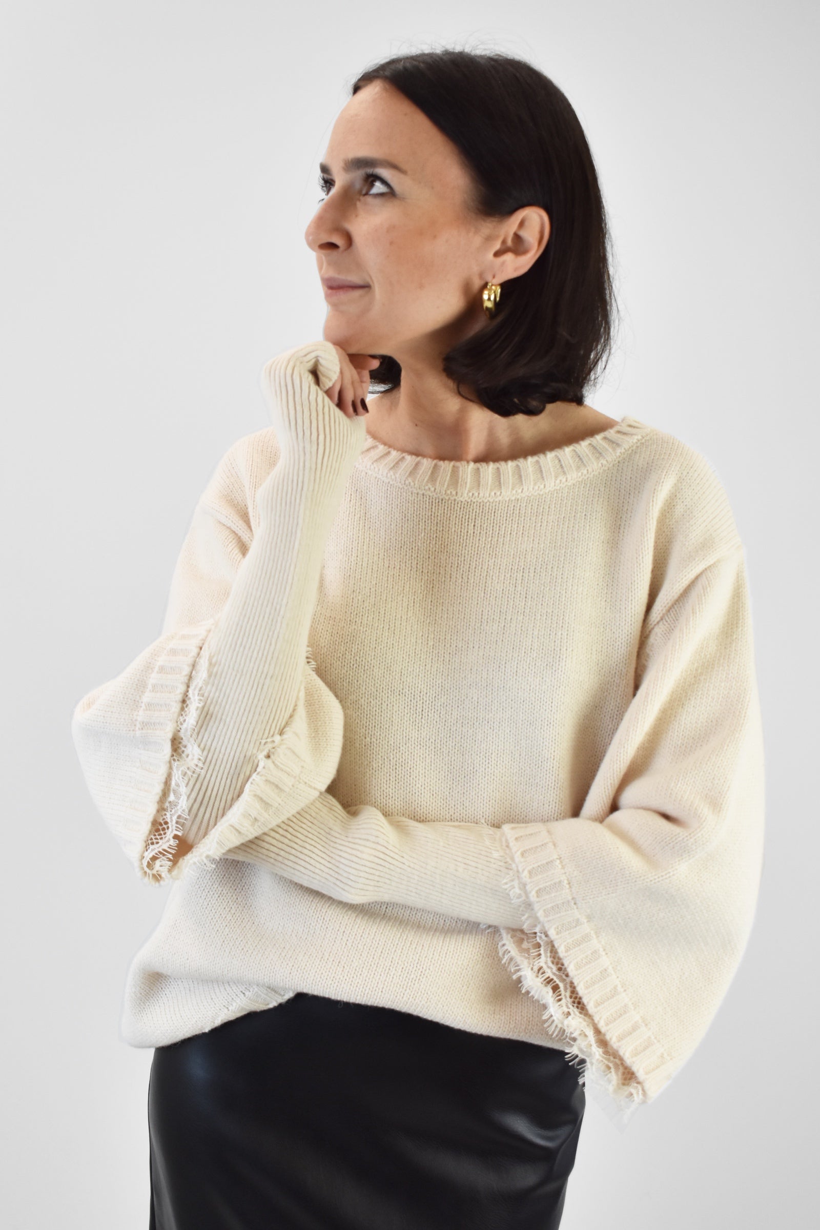 Foto indossata frontale di maglia girocollo con inserti in pizzo e manicotti in coordinato. Maglia di Haveone panna con maniche corte, pizzo e manicotti