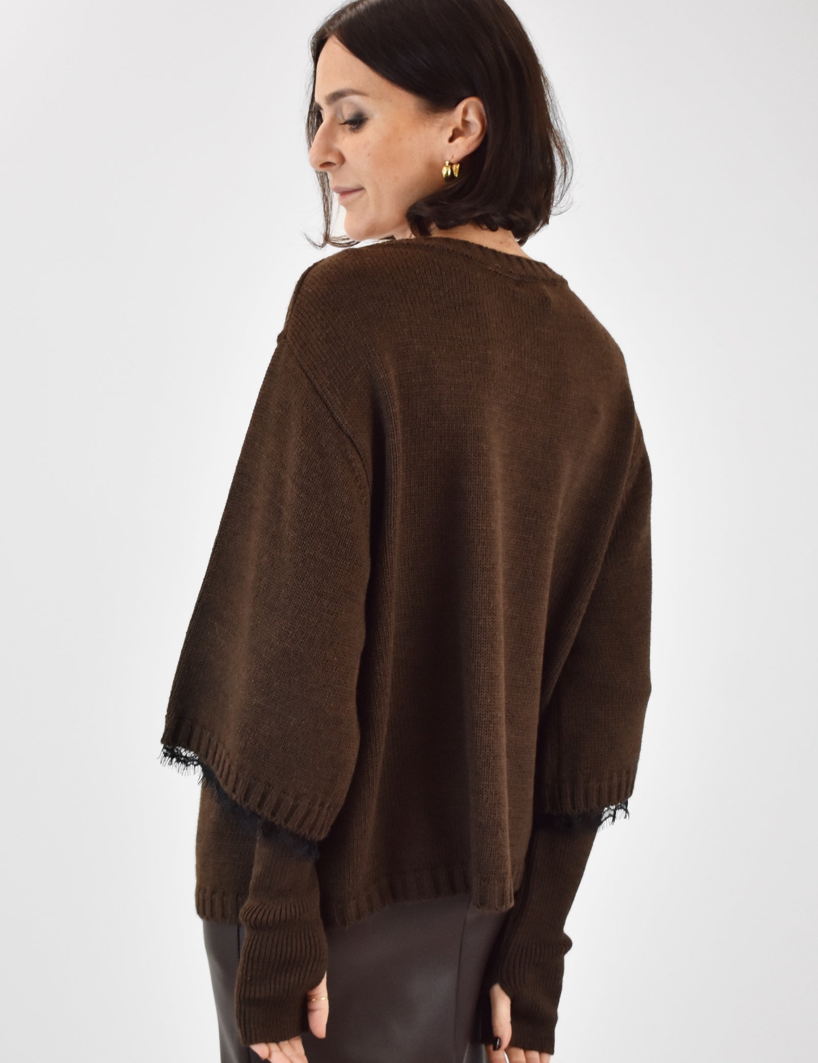 Foto indossata di schiena di maglia girocollo con inserti in pizzo e manicotti in coordinato. Maglia di Haveone marrone con maniche corte, pizzo e manicotti