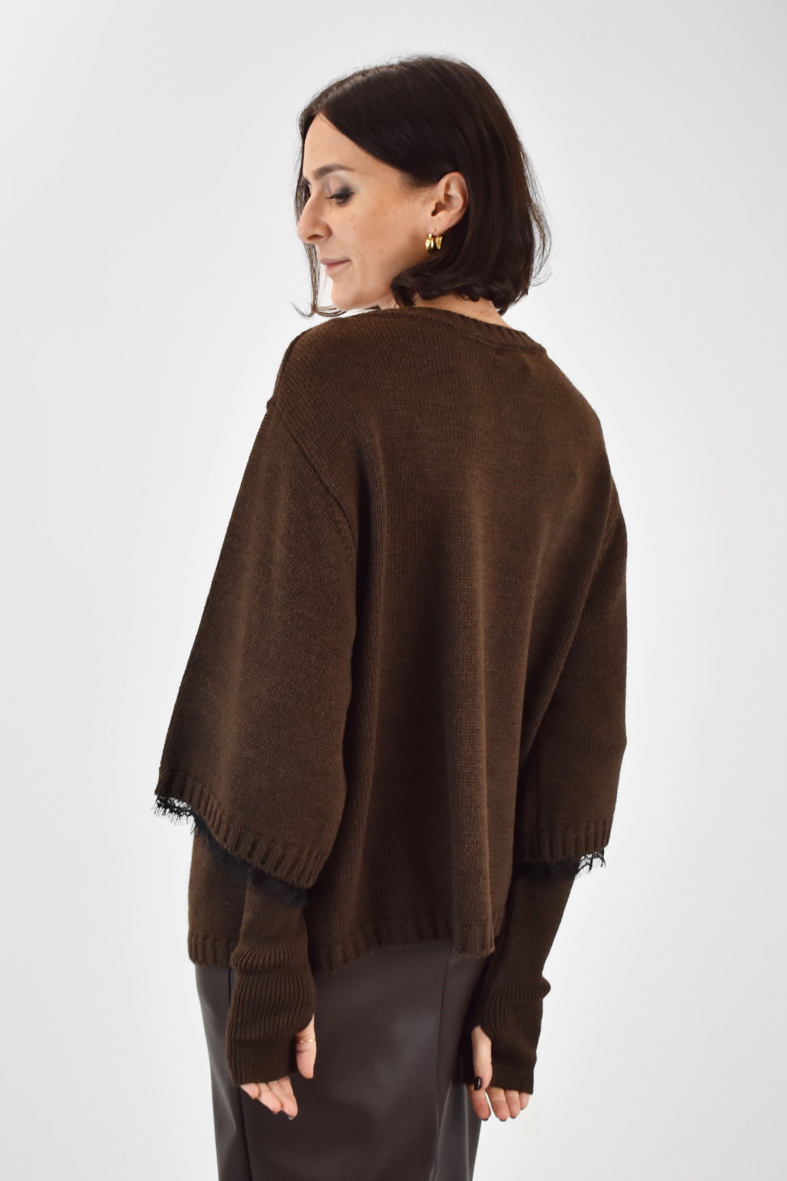 Foto indossata di schiena di maglia girocollo con inserti in pizzo e manicotti in coordinato. Maglia di Haveone marrone con maniche corte, pizzo e manicotti