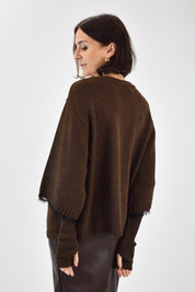 Foto indossata di schiena di maglia girocollo con inserti in pizzo e manicotti in coordinato. Maglia di Haveone marrone con maniche corte, pizzo e manicotti