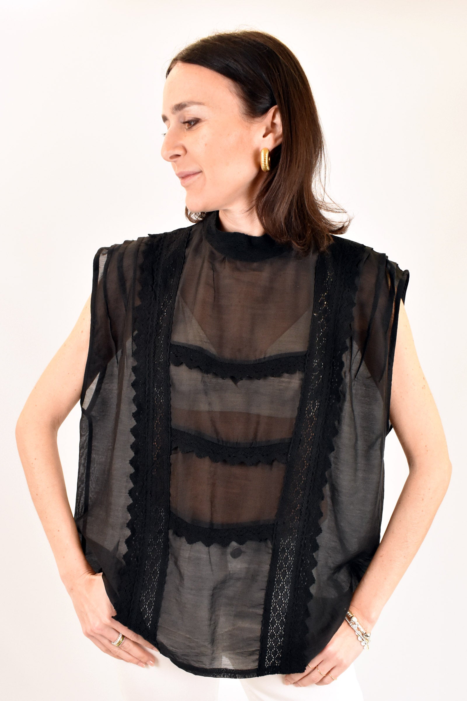 Camicia smanicata con pizzo